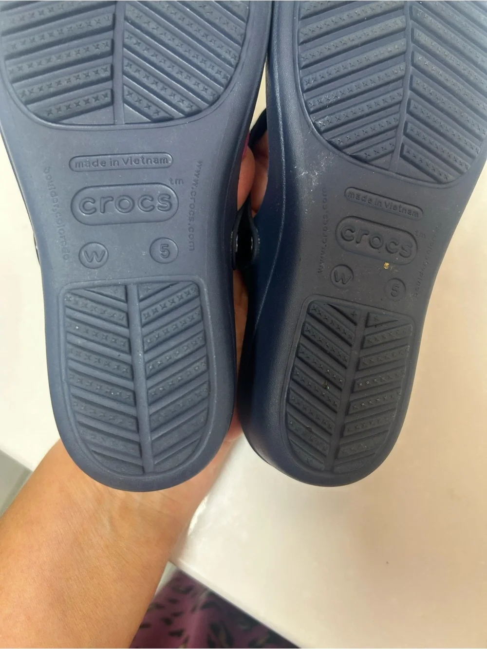 CROCS SANRAH Hammered medallion wedge sandals. NEW? Navy size 5